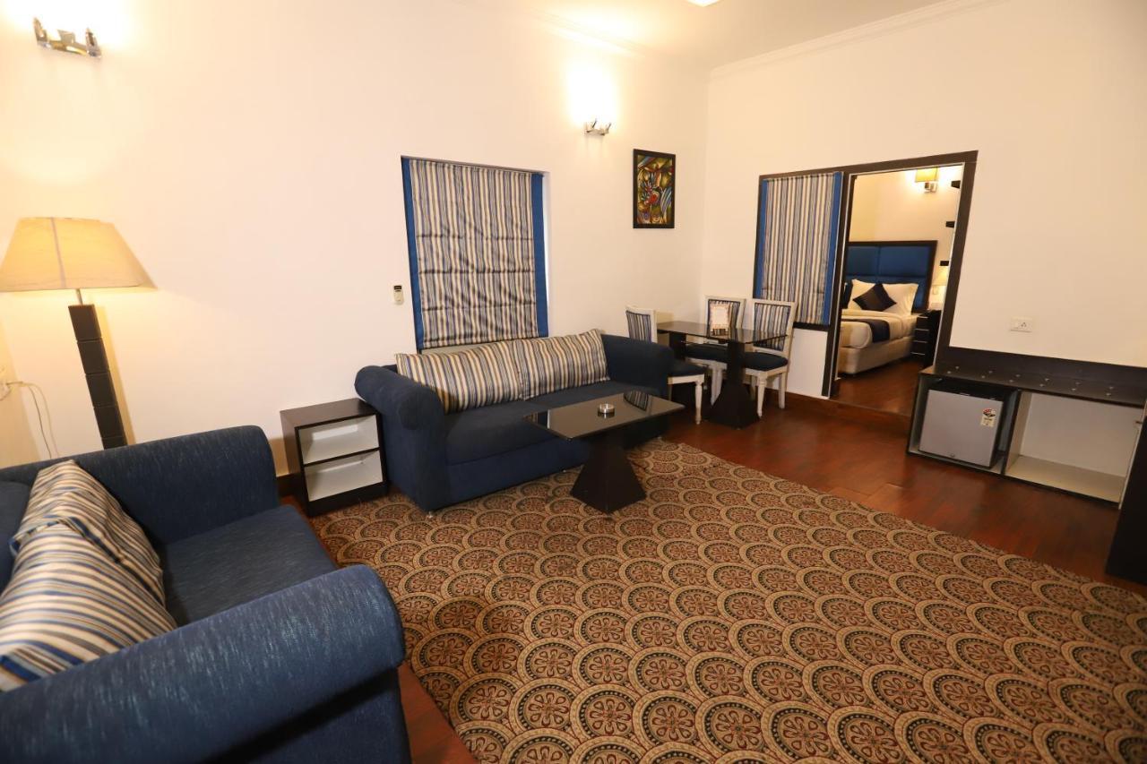 Hotel Capitol Hills - Greater Kailash Delhi Yeni Delhi Dış mekan fotoğraf