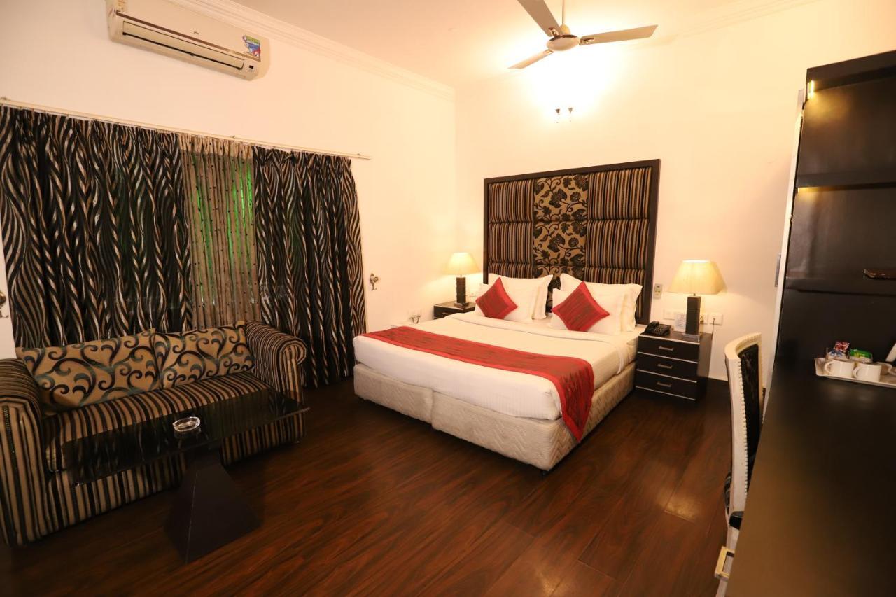 Hotel Capitol Hills - Greater Kailash Delhi Yeni Delhi Dış mekan fotoğraf