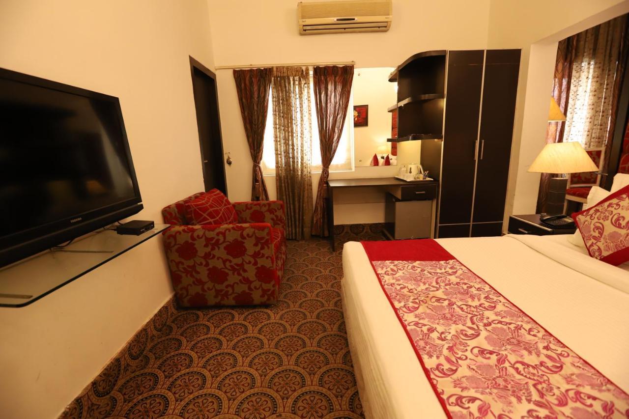 Hotel Capitol Hills - Greater Kailash Delhi Yeni Delhi Dış mekan fotoğraf