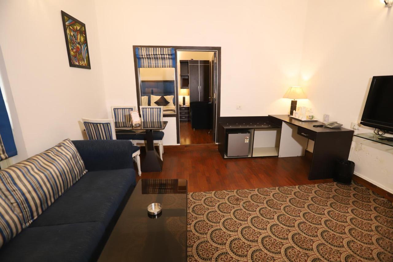 Hotel Capitol Hills - Greater Kailash Delhi Yeni Delhi Dış mekan fotoğraf
