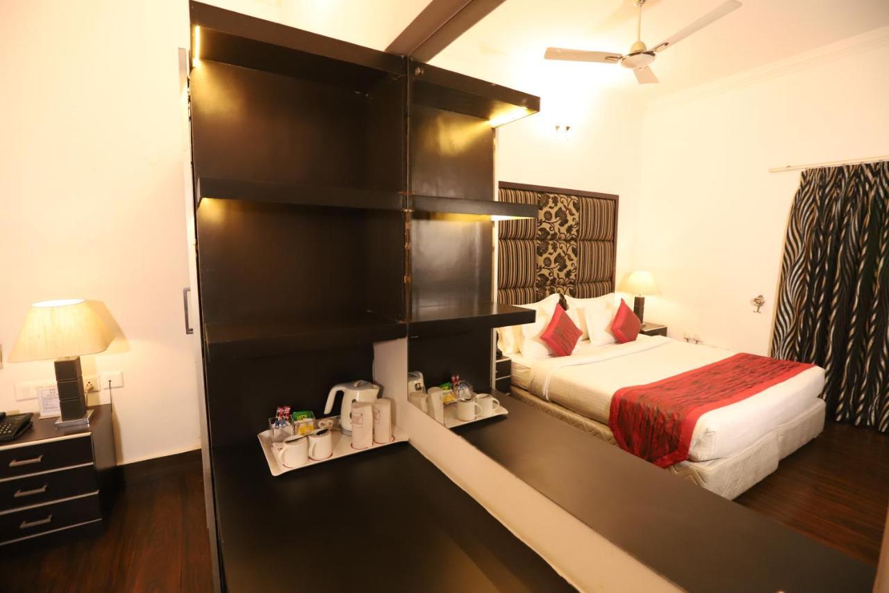 Hotel Capitol Hills - Greater Kailash Delhi Yeni Delhi Dış mekan fotoğraf