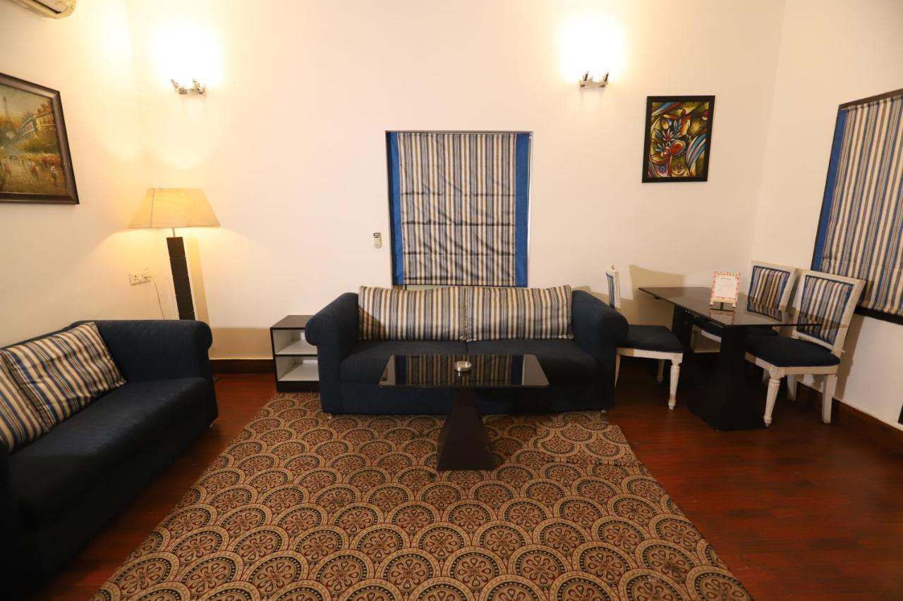 Hotel Capitol Hills - Greater Kailash Delhi Yeni Delhi Dış mekan fotoğraf