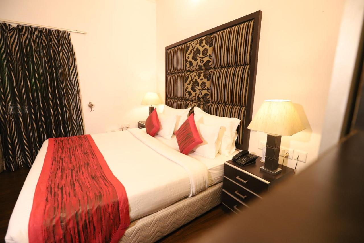 Hotel Capitol Hills - Greater Kailash Delhi Yeni Delhi Dış mekan fotoğraf