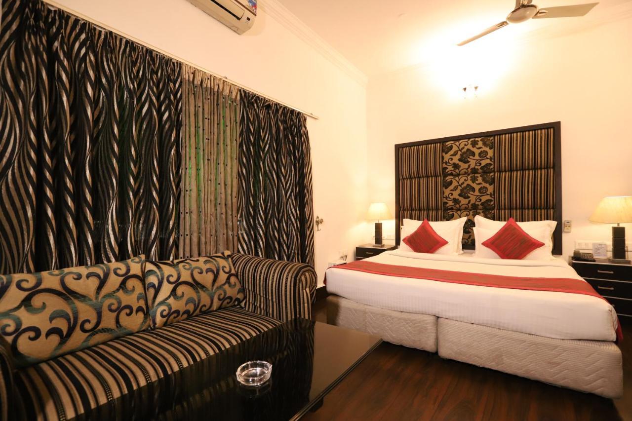 Hotel Capitol Hills - Greater Kailash Delhi Yeni Delhi Dış mekan fotoğraf