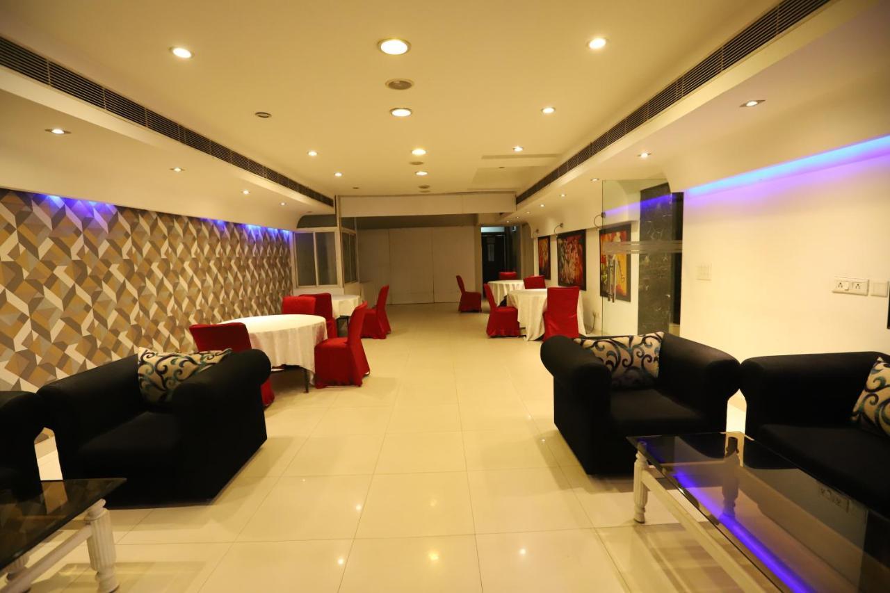 Hotel Capitol Hills - Greater Kailash Delhi Yeni Delhi Dış mekan fotoğraf